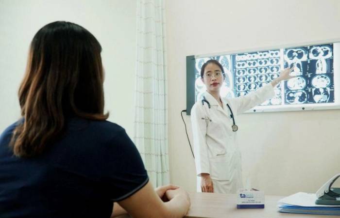 Bác sĩ Lã Quý Hương đang tư vấn cho một người bệnh. Ảnh minh họa: Bùi Việt