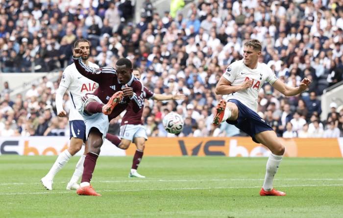Nicolas Jackson vô-lê nâng tỷ số lên 2-0. Ảnh: Reuters