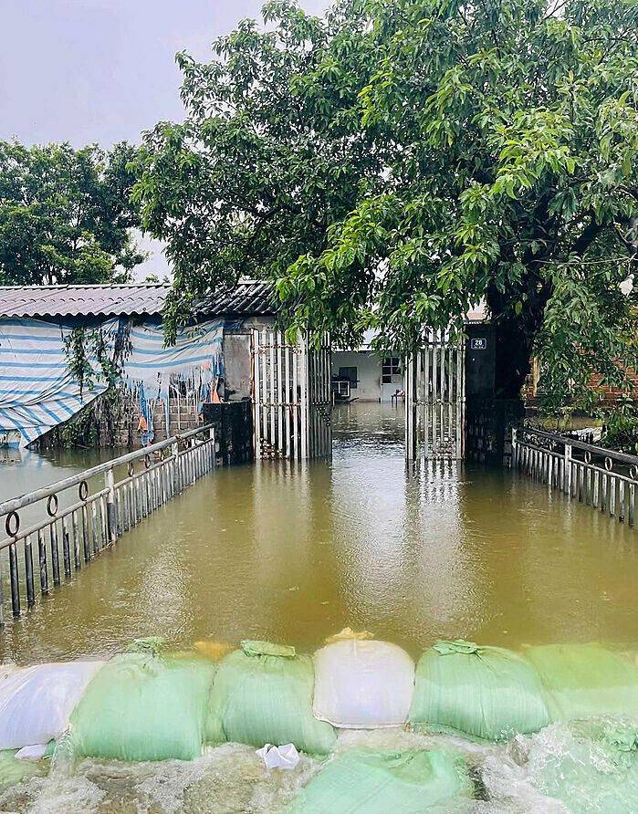 Nhà dân ở xã Xuân Mai bị ngập do lũ sông Bùi dâng cao, tràn vào làng. Ảnh: Xuân Quyền