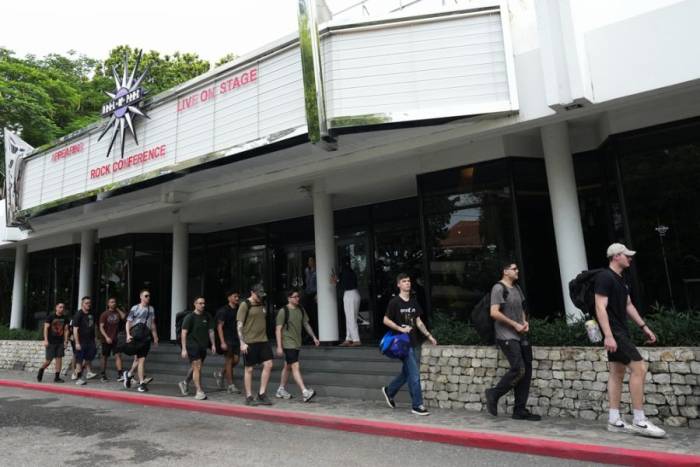 Các quân nhân tàu sân bay USS Abraham Lincoln đến một khách sạn ở Pattaya, ngày 2/9. Ảnh: AP