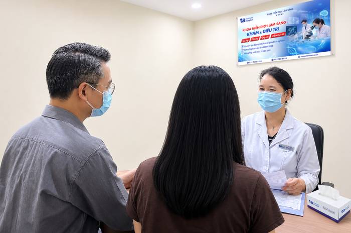 PGS Lâm tư vấn phương pháp điều trị bệnh nhi và cha. Ảnh: Bệnh viện Đa khoa Tâm Anh