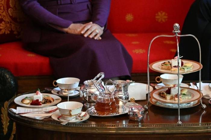 Các lãnh đạo dùng trà và các món bánh ngọt kiểu Tây. Ảnh: AFP