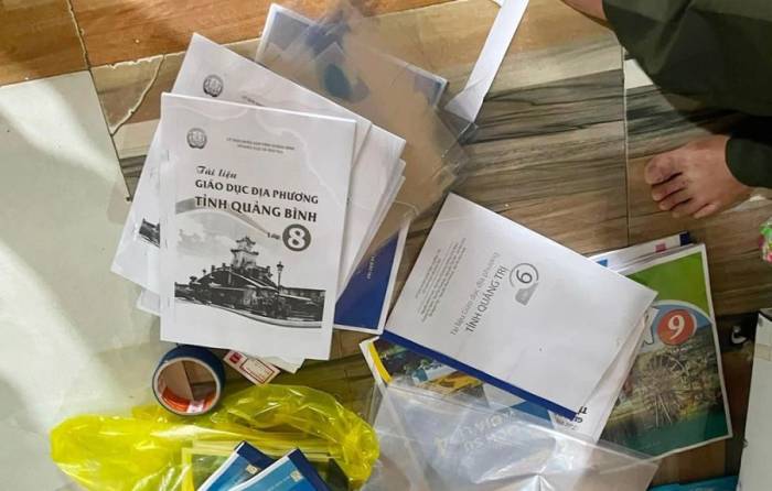 Mộ số sách được photocopy. Ảnh: Công an xã Trường Phú
