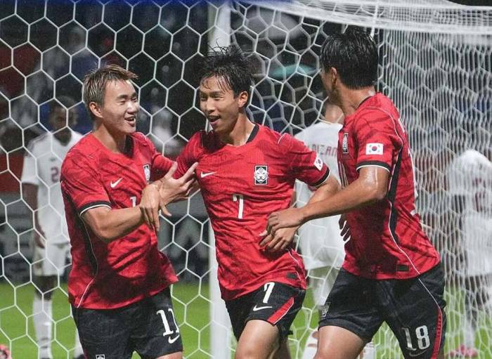Tiền vệ Eom Ji-sung (7) của Hàn Quốc mừng bàn thắng trong trận thắng Qatar 4-1 ở lượt ra quân bảng D bóng đá nam ASIAD 2026 trên sân Paloma Mizuho, Nagoya, Nhật Bản ngày 15/9/2026. Ảnh: KFA
