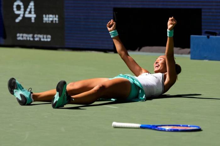 Zheng Qinwen mừng chiến thắng Iga Swiatek ở vòng bốn Mỹ Mở rộng tại sân Arthur Ashe, New York, Mỹ ngày 7/9/2026. Ảnh: AP