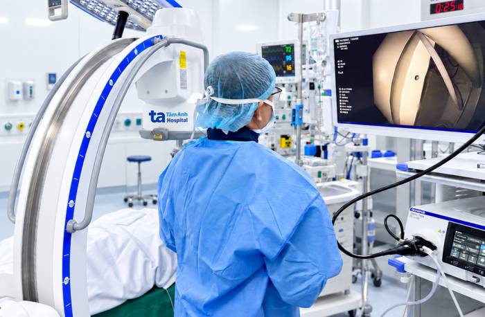 Bác sĩ Bình đang đặt stent đại tràng cho ông Trung. Ảnh: Bệnh viện Đa khoa Tâm Anh