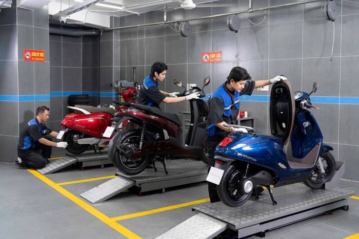 Kỹ thuật viên tại xưởng dịch vụ kiểm tra các dòng xe máy điện. Ảnh: VinFast