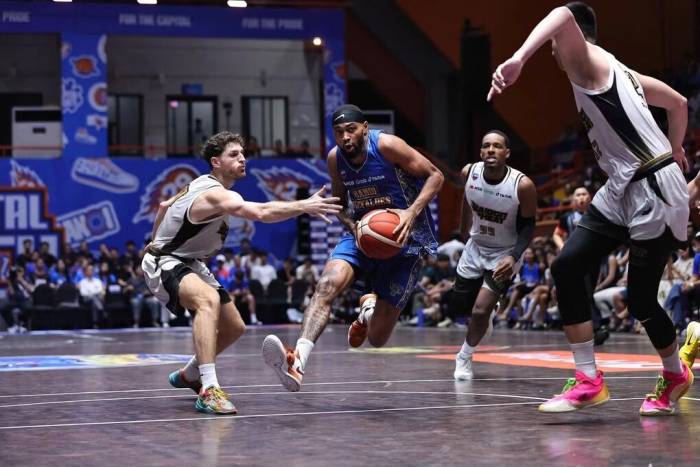 Ngoại binh Ariyon Williams của Hanoi Buffaloes đột phá giữa vòng vây các cầu thủ Saigon Heat, ở game bốn chung kết VBA 2026 tại Nhà thi đấu Tây Hồ, Hà Nội tối 27/9. Ảnh: VBA