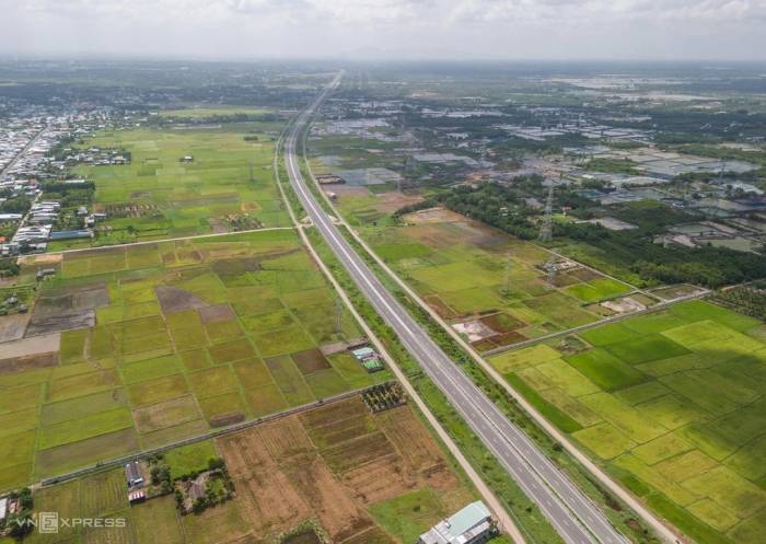 Cao tốc Bến Lức - Long Thành đi qua nhiều dạng cảnh quan từ vùng ngập mặn, rừng cao su đến những cánh đồng lúa bạt ngàn. Ảnh: Quỳnh Trần