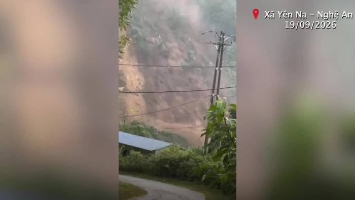 Lở núi vùi lấp tỉnh lộ