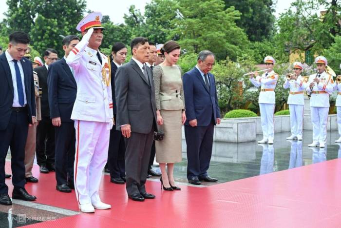 Vua Thái Lan Maha Vajiralongkorn Phra Vajiraklaochaoyuhua và Hoàng hậu đến đặt vòng hoa tại Đài tưởng niệm các Anh hùng liệt sỹ trên đường Bắc Sơn, sáng 16/9. Ảnh: Giang Huy