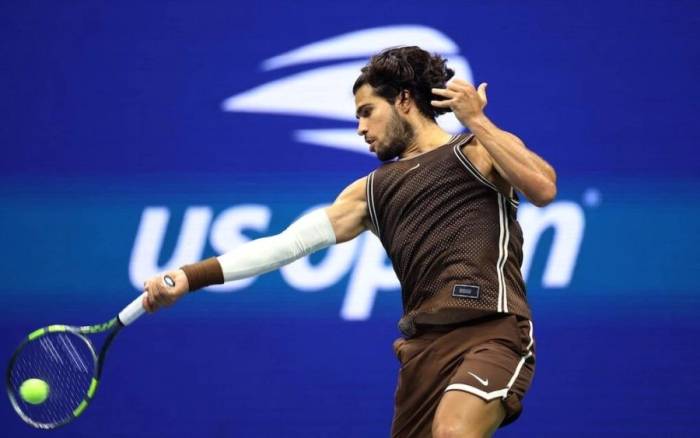 Alcaraz thi đấu trong trận thắng Jaime Faria 4-6, 6-0, 6-3, 6-2 ở vòng hai Mỹ Mở rộng tại sân Arthur Ashe, New York ngày 2/9/2026. Ảnh: Reuters
