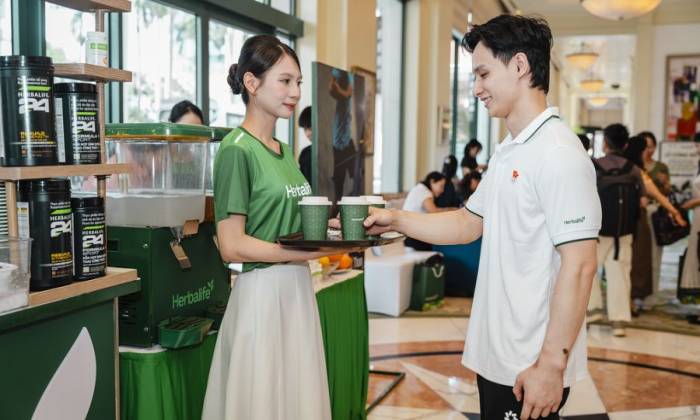 VĐV thử sản phẩm dinh dưỡng Herbalife. Ảnh: Herbalife