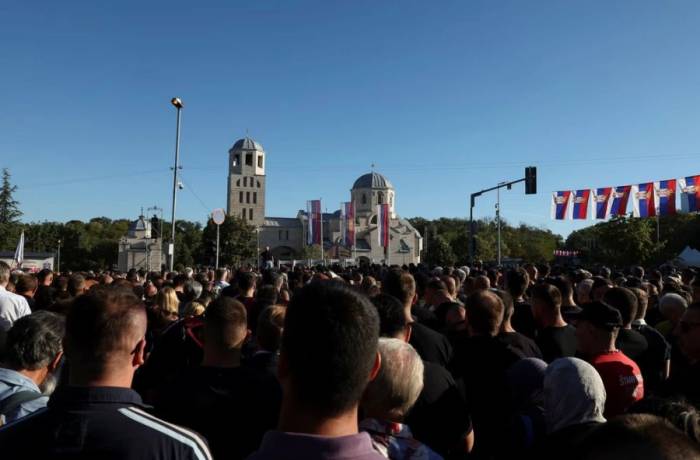 Dòng người Serbia tập trung ở Nhà thờ St. Luke – nơi đặt thi hài của Ratko Mladic trước khi an táng – ở Belgrade, Serbia, ngày 7/9/2026. Ảnh: Reuters