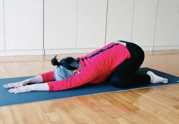 Tư thế yoga em bé có thể giúp cơ thể thư giãn, hỗ trợ ngủ lại khi thức giấc giữa đêm. Ảnh minh họa: Quỳnh Dung
