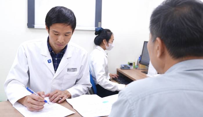 Bác sĩ Thế Thu tư vấn về phác đồ điều trị cho ông Phi. Ảnh: Bệnh viện Đa khoa Tâm Anh