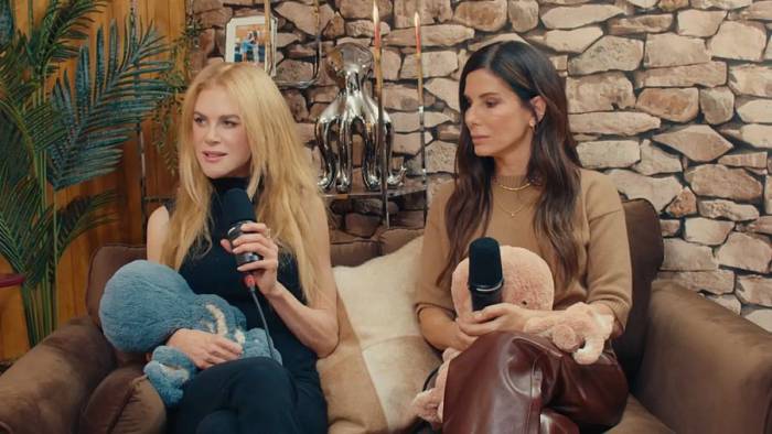 Nicole Kidman (trái) và Sandra Bullock trên podcast Therapuss ngày 10/9. Cả hai tham gia chương trình dịp quảng bá cho phim mới Practical Magic 2. Ảnh: Netflix