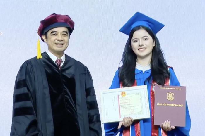 Sinh viên Đại học Y Hà Nội nhận bằng tốt nghiệp chiều 27/8. Ảnh: Đại học Y Hà Nội