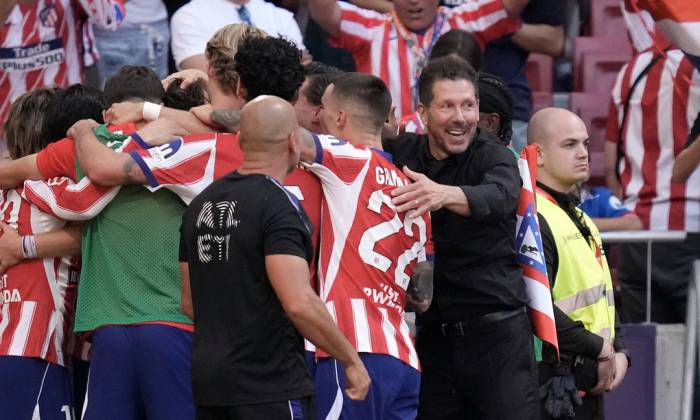 HLV Diego Simeone (phải) ăn mừng cùng các cầu thủ sau khi Jonathan David ghi bàn thứ hai cho Atletico Madrid trong trận gặp Real Madrid tại La Liga ở Metropolitano, Madrid, Tây Ban Nha, ngày 20/9/2026. Ảnh: AP
