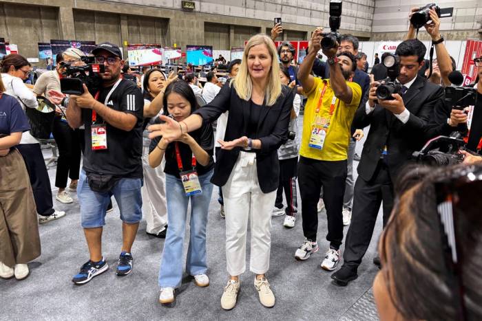 Chủ tịch IOC Kirsty Coventry (giữa) ra hiệu khi gặp các phóng viên tại trung tâm báo chí ASIAD ở Nagoya, Nhật Bản, ngày 19/9/2026. Ảnh: AP
