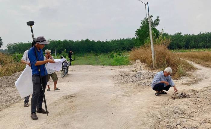 Một buổi đo đạc thực địa xác định ranh giới đất của người dân. Ảnh: Quang Huy