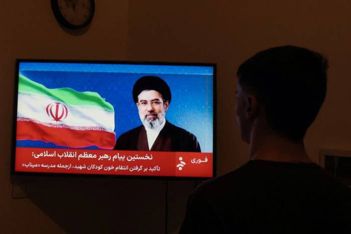 Người dân theo dõi thông điệp của tân Lãnh tụ Tối cao Iran Mojtaba Khamenei tại Tehran ngày 12/3. Ảnh: AFP