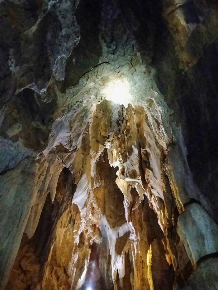 Thạch nhũ trong hang động ở bản Xốp Nặm. Ảnh: Lữ Viên