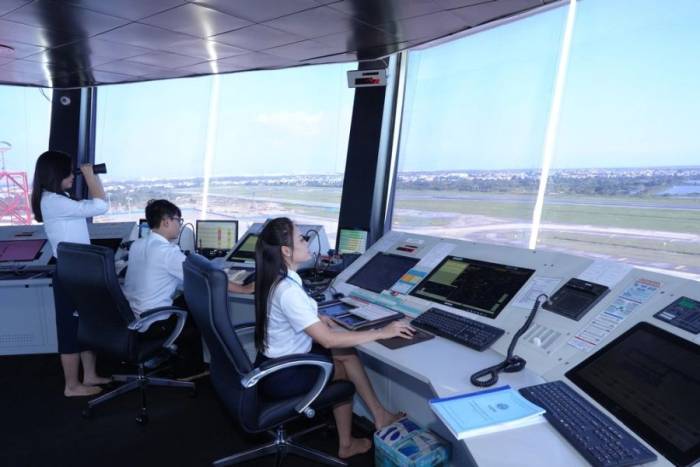 Kíp trực tại Đài Kiểm soát Cát Bi tập trung theo dõi, điều hành hoạt động bay trong tình huống phát hiện vật thể bay nghi UAV gần khu vực sân bay. Ảnh: VATM