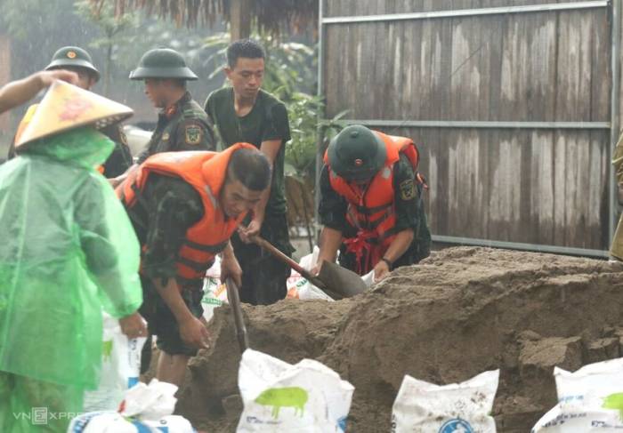 Hàng trăm người đắp đê ngăn lũ ở ngoại thành Hà Nội, chiều 16/9. Ảnh: Gia Chính