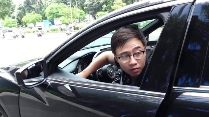 Mở trái tay - cách mở cửa xe an toàn cho tài xế và người đi đường