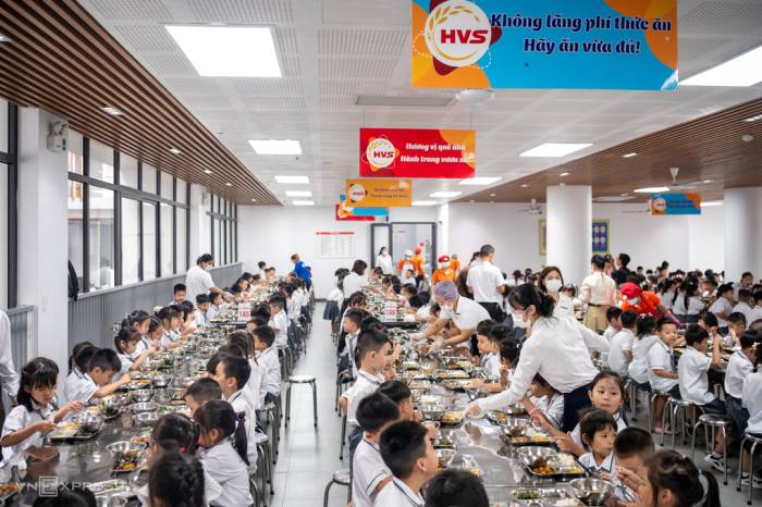 Bữa ăn bán trú tại trường Tiểu học Chu Văn An - trường công lập chất lượng cao tại phường Việt Hưng, Hà Nội, tháng 9/2026. Ảnh: Thế Bằng