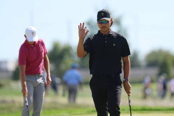 Lee Min-woo của đội tuyển Quốc tế ăn mừng sau khi ghi birdie ở hố 4 trong ngày cuối giải Presidents Cup 2026. Ảnh: Reuters