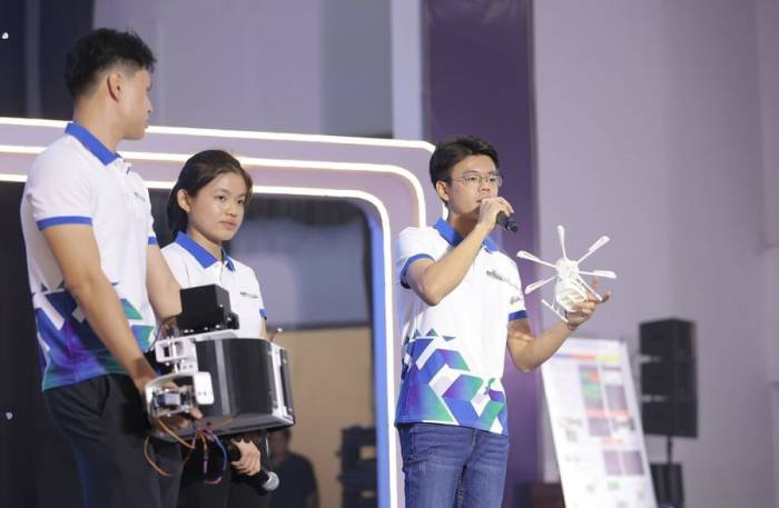 Đội thi đến từ Malaysia giành giải nhất bảng đại học với đề tài ứng dụng UAV cứu hộ lũ lụt có hỗ trợ của AI, ngày 12/9. Ảnh: HCMUT