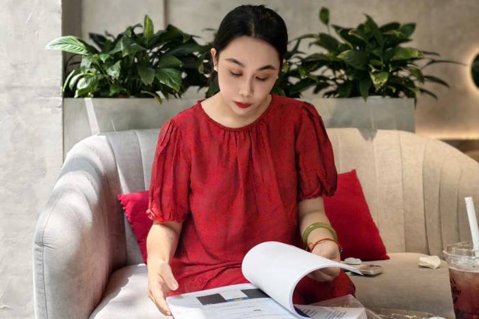 Vũ Phương Thanh, nhà văn Gào bên các tài liệu đã thu thập trong nhiều năm để kiện những cá nhân đã công kích bản thân trên mạng xã hội, ngày 29/9. Ảnh: Phạm Hải