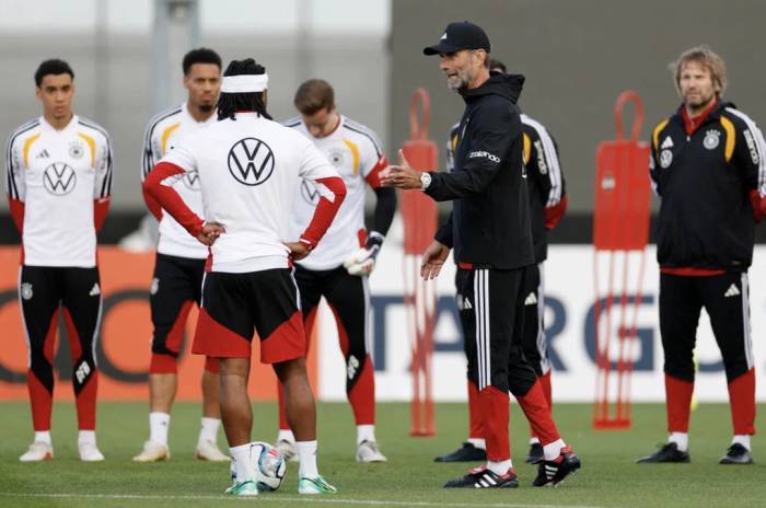 HLV Jurgen Klopp chỉ đạo buổi tập của tuyển Đức tại Khu phức hợp Adidas, Herzogenaurach, Đức ngày 22/9/2026. Ảnh: Reuters