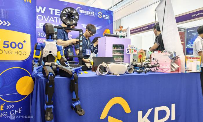 Một gian hàng trưng bày hệ thống robot và máy bay không người lái phục vụ giáo dục tại iTech Expo 2026. Ảnh: Bảo Lâm