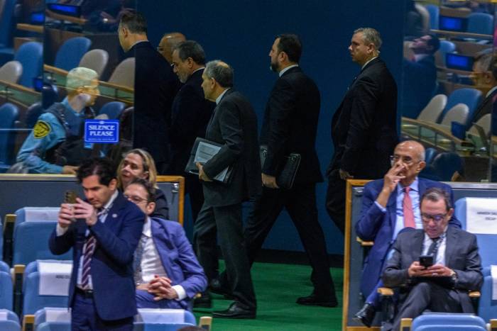 Phái đoàn Iran do Ngoại trưởng Abbas Araghchi dẫn đầu rời đi sau bài phát biểu của Tổng thống Iran Masoud Pezeshkian tại trụ sở LHQ ở New York, Mỹ, ngày 23/9. Ảnh: AFP
