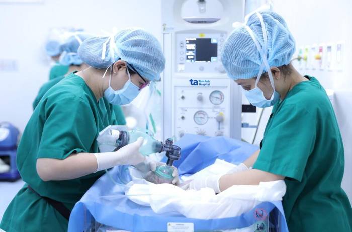 Êkíp bác sĩ Sơ sinh hồi sức tích cực cho bé ngay tại phòng sinh. Ảnh: Bệnh viện Đa khoa Tâm Anh