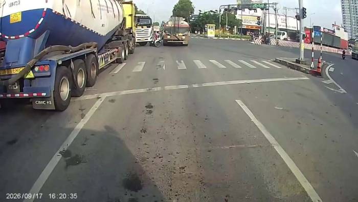 Rơi vào điểm mù xe container, người đi xe máy thoát nạn 