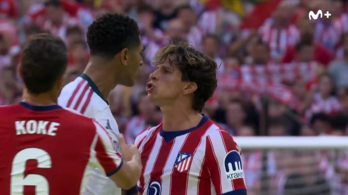 Màn khẩu chiến giữa Jude Bellingham và Giuliano Simeone (phải) trong trận Atletico Madrid – Real Madrid trên sân Metropolitano, Madrid, Tây Ban Nha ngày 20/9/2026. Ảnh: Movistar+