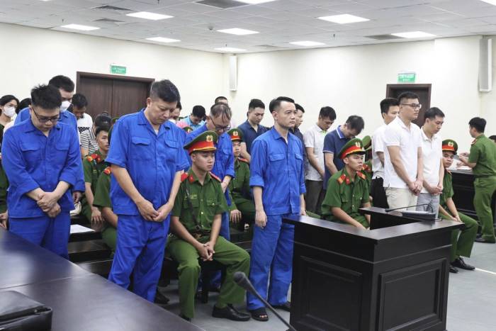 Các bị cáo nghe tuyên án chiều 28/9. Ảnh: Danh Lam