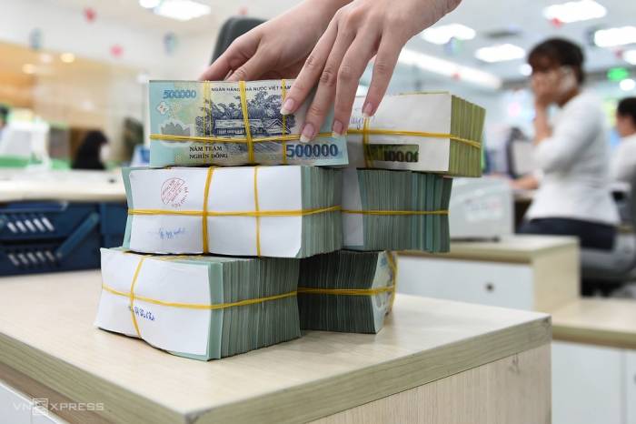 Giao dịch tại một ngân hàng ở Hà Nội. Ảnh: Giang Huy
