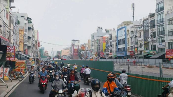 Đường Cách Mạng Tháng Tám khu vực gần ngã tư Bảy Hiền rào chắn chuyển sang một chiều để phục vụ thi công metro, chiều 15/9. Ảnh: Đình Văn
