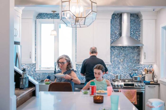 Mitchell chuẩn bị bữa tối nhanh cho con gái trước buổi tập múa tại vùng ngoại ô Chicago. Ảnh: WSJ