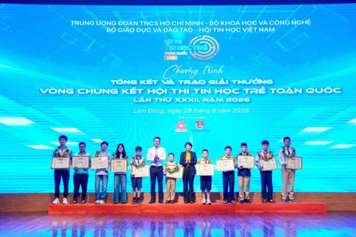Các học sinh đạt giải nhất Hội thi Tin học trẻ toàn quốc 2026 trên sân khấu nhận giải từ ban tổ chức. Ảnh: Trung Hiếu