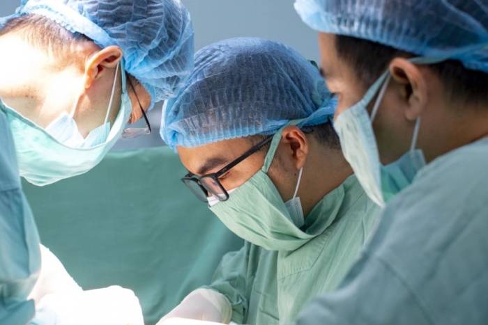 Các bác sĩ phẫu thuật cho bệnh nhân. Ảnh: Bệnh viện cung cấp