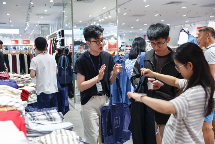 Người dân mua sắm tại một trung tâm thương mại ở TP HCM. Ảnh: Quỳnh Trần