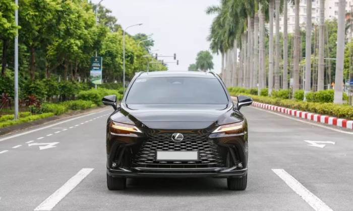 RX350h Premium lăn bánh tại Hà Nội. Ảnh: Lương Dũng