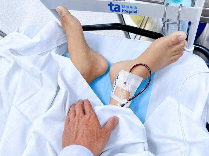 Da của chị Hoàn trắng bệch khi nhập viện. Ảnh: Bệnh viện Đa khoa Tâm Anh