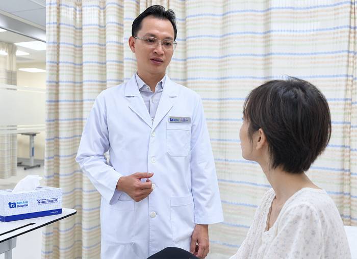 Bác sĩ Trọng dặn dò người bệnh tái khám để kiểm soát tốt bệnh nền. Ảnh: Bệnh viện cung cấp